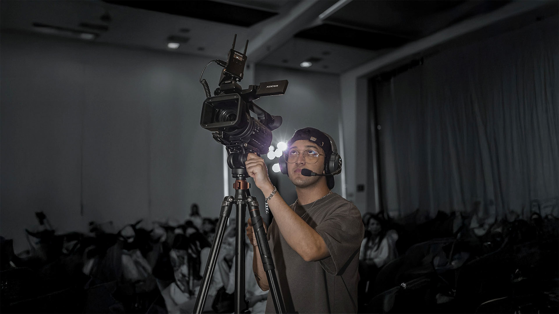 Filmmaker especializado en videos comerciales y motion graphics Kaervi - Filmmaker profesional y Motion Designer especializado en producción audiovisual y edición de video